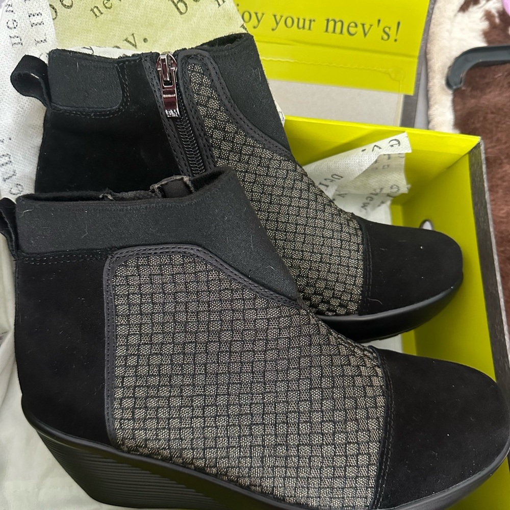 Bernie Mev Zoe Gold Black Shimmer Bootie - New in Box- size 39 EU